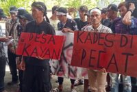 Foto : Ratusan Warga Desa Nanga Kayan Datangi Kantor Inspektorat Kabupaten Melawi Desak Kades Kayan Diberhentikan