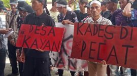 Foto : Ratusan Warga Desa Nanga Kayan Datangi Kantor Inspektorat Kabupaten Melawi Desak Kades Kayan Diberhentikan
