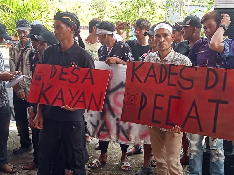 Foto : Ratusan Warga Desa Nanga Kayan Datangi Kantor Inspektorat Kabupaten Melawi Desak Kades Kayan Diberhentikan