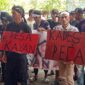 Foto : Ratusan Warga Desa Nanga Kayan Datangi Kantor Inspektorat Kabupaten Melawi Desak Kades Kayan Diberhentikan