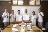 Foto : PT Air Minum Bandarmasih tanda tangani Perjanjian Kerja Sama dengan Perumda PALD, di Ruang Rapat Direktur Utama PT AM Bandarmasih