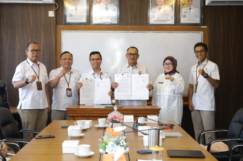 Foto : PT Air Minum Bandarmasih tanda tangani Perjanjian Kerja Sama dengan Perumda PALD, di Ruang Rapat Direktur Utama PT AM Bandarmasih