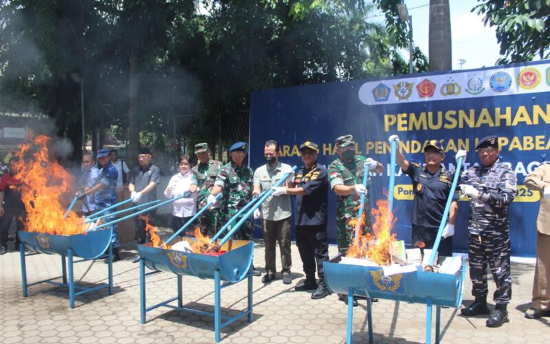 Foto : Acara konferensi pers dan pemusnahan barang hasil penindakan kepabeanan dan cukai wilayah Kalimantan Barat