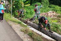 Foto : Kegiatan kerja bakti pembersihan selokan di Desa Haruyan, Kecamatan Haruyan, Kabupaten Hulu Sungai Tengah