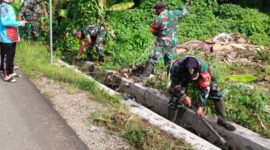 Foto : Kegiatan kerja bakti pembersihan selokan di Desa Haruyan, Kecamatan Haruyan, Kabupaten Hulu Sungai Tengah