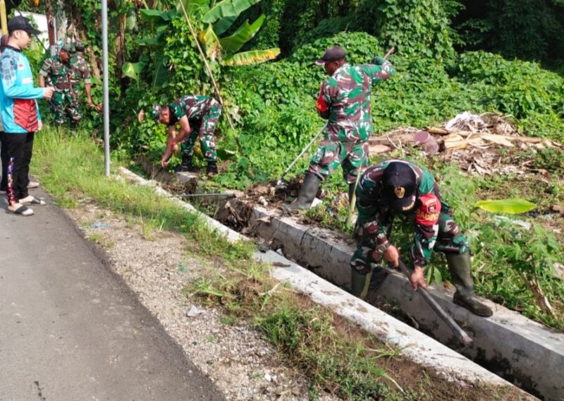 Foto : Kegiatan kerja bakti pembersihan selokan di Desa Haruyan, Kecamatan Haruyan, Kabupaten Hulu Sungai Tengah