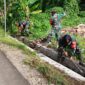 Foto : Kegiatan kerja bakti pembersihan selokan di Desa Haruyan, Kecamatan Haruyan, Kabupaten Hulu Sungai Tengah