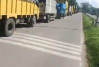 Foto : Antrian kendaraan ekspedisi yang didominasi truk hingga sepanjang 3 kilometer di jalan menuju pelabuhan