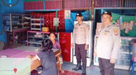 Foto : Patroli siang di perbankan, pertokoan dan pemukiman warga di kecamatan Menyuke Kabupaten Landak
