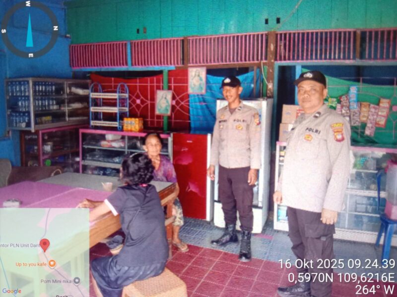 Foto : Patroli siang di perbankan, pertokoan dan pemukiman warga di kecamatan Menyuke Kabupaten Landak
