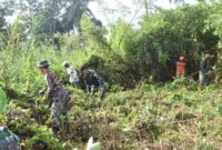 Foto : Kegiatan gotong royong pembersihan lokasi Ground Breaking pembangunan Koperasi Merah Putih Desa/Kelurahan, bertempat di Desa Kasarangan