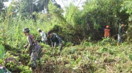 Foto : Kegiatan gotong royong pembersihan lokasi Ground Breaking pembangunan Koperasi Merah Putih Desa/Kelurahan, bertempat di Desa Kasarangan
