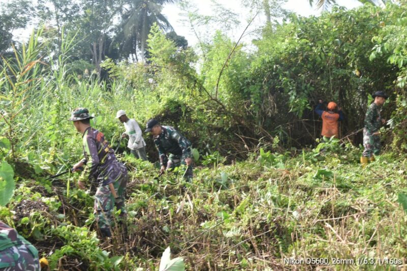 Foto : Kegiatan gotong royong pembersihan lokasi Ground Breaking pembangunan Koperasi Merah Putih Desa/Kelurahan, bertempat di Desa Kasarangan