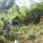 Foto : Kegiatan gotong royong pembersihan lokasi Ground Breaking pembangunan Koperasi Merah Putih Desa/Kelurahan, bertempat di Desa Kasarangan