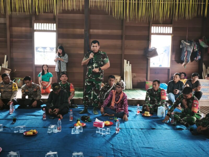 Foto : Dandim 1002/Hulu Sungai Tengah, Letkol Inf Ardiansyah Okta Putra Siregar, menghadiri pelaksanaan Aruh Adat Bawanang yang digelar di Balai Adat Kiyu