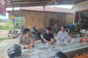 Foto : Personel Polsek Kuala Behe Bripka Deni Sastro bersama Brigadir Joko Puji Santosa bersilaturahmi dan tatap muka bersama warga untuk menyampaikan himbauan dan pesan pesan kamtibmas secara langsung