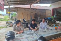 Foto : Personel Polsek Kuala Behe Bripka Deni Sastro bersama Brigadir Joko Puji Santosa bersilaturahmi dan tatap muka bersama warga untuk menyampaikan himbauan dan pesan pesan kamtibmas secara langsung
