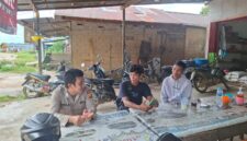 Foto : Personel Polsek Kuala Behe Bripka Deni Sastro bersama Brigadir Joko Puji Santosa bersilaturahmi dan tatap muka bersama warga untuk menyampaikan himbauan dan pesan pesan kamtibmas secara langsung