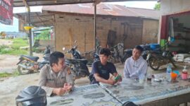 Foto : Personel Polsek Kuala Behe Bripka Deni Sastro bersama Brigadir Joko Puji Santosa bersilaturahmi dan tatap muka bersama warga untuk menyampaikan himbauan dan pesan pesan kamtibmas secara langsung