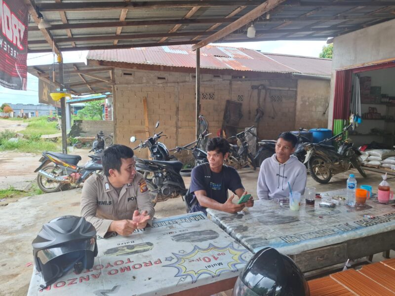Foto : Personel Polsek Kuala Behe Bripka Deni Sastro bersama Brigadir Joko Puji Santosa bersilaturahmi dan tatap muka bersama warga untuk menyampaikan himbauan dan pesan pesan kamtibmas secara langsung