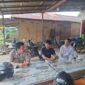 Foto : Personel Polsek Kuala Behe Bripka Deni Sastro bersama Brigadir Joko Puji Santosa bersilaturahmi dan tatap muka bersama warga untuk menyampaikan himbauan dan pesan pesan kamtibmas secara langsung
