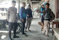 Foto : Personel Polsek Mandor melaksanakan patroli siang hari di wilayah hukum Polsek Mandor