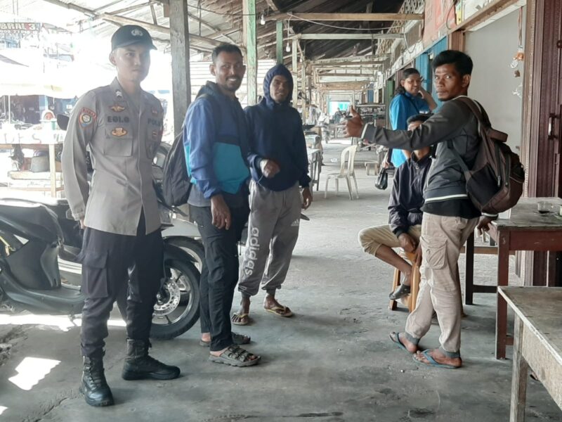 Foto : Personel Polsek Mandor melaksanakan patroli siang hari di wilayah hukum Polsek Mandor