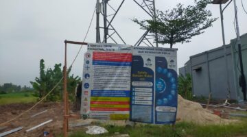 Foto : Pembangunan menara telekomunikasi milik Indosat yang berlokasi di Desa Sukamulya, Kecamatan Sukamulya, Kabupaten Tangerang