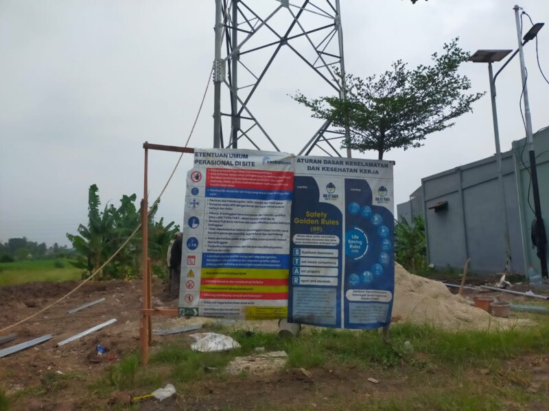 Foto : Pembangunan menara telekomunikasi milik Indosat yang berlokasi di Desa Sukamulya, Kecamatan Sukamulya, Kabupaten Tangerang