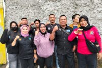Foto : Anggota LSM GMBN DPD Sukabumi berikan bantuan ke salah seorang penyandang Disabilitas atas Nama Haura Sakira Salwa