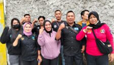 Foto : Anggota LSM GMBN DPD Sukabumi berikan bantuan ke salah seorang penyandang Disabilitas atas Nama Haura Sakira Salwa