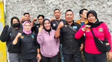 Foto : Anggota LSM GMBN DPD Sukabumi berikan bantuan ke salah seorang penyandang Disabilitas atas Nama Haura Sakira Salwa