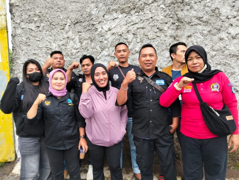 Foto : Anggota LSM GMBN DPD Sukabumi berikan bantuan ke salah seorang penyandang Disabilitas atas Nama Haura Sakira Salwa