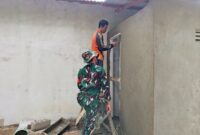Foto : Pekerjaan plester dinding pada bangunan MCK RTLH, Dusun Kota Lama Desa, Ratu Sepudak, Kec. Galing