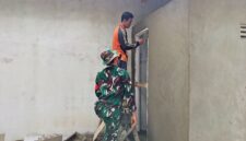 Foto : Pekerjaan plester dinding pada bangunan MCK RTLH, Dusun Kota Lama Desa, Ratu Sepudak, Kec. Galing