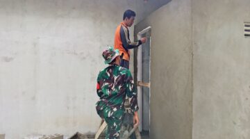 Foto : Pekerjaan plester dinding pada bangunan MCK RTLH, Dusun Kota Lama Desa, Ratu Sepudak, Kec. Galing