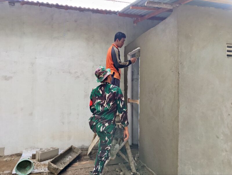 Foto : Pekerjaan plester dinding pada bangunan MCK RTLH, Dusun Kota Lama Desa, Ratu Sepudak, Kec. Galing