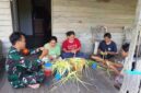 Foto : Kegiatan Komunikasi Sosial (Komsos) dengan warga setempat yang berprofesi sebagai pembuat ketupat di lokasi kegiatan TMMD