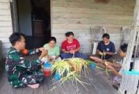 Foto : Kegiatan Komunikasi Sosial (Komsos) dengan warga setempat yang berprofesi sebagai pembuat ketupat di lokasi kegiatan TMMD