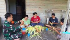 Foto : Kegiatan Komunikasi Sosial (Komsos) dengan warga setempat yang berprofesi sebagai pembuat ketupat di lokasi kegiatan TMMD