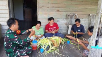 Foto : Kegiatan Komunikasi Sosial (Komsos) dengan warga setempat yang berprofesi sebagai pembuat ketupat di lokasi kegiatan TMMD
