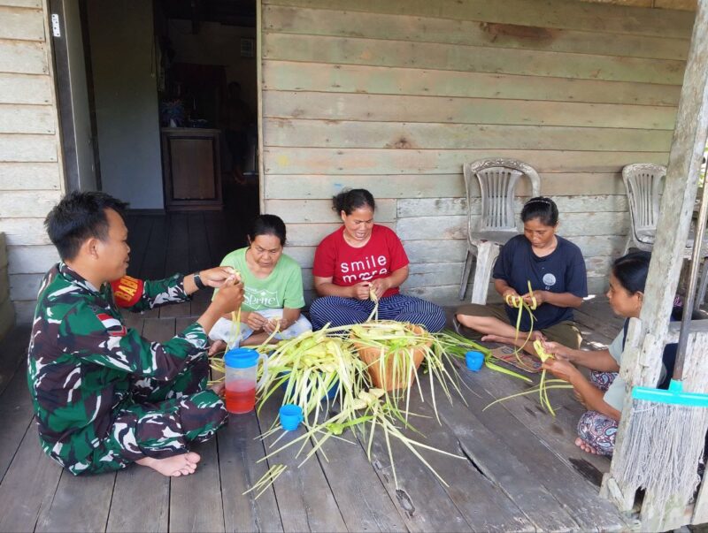 Foto : Kegiatan Komunikasi Sosial (Komsos) dengan warga setempat yang berprofesi sebagai pembuat ketupat di lokasi kegiatan TMMD