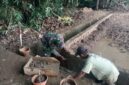 Foto : Babinsa Koramil 1002-03/Haruyan, Sertu Sutoyo, melaksanakan kegiatan gotong royong bersama warga Desa Hapulang dalam pembangunan irigasi tersier 