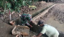 Foto : Babinsa Koramil 1002-03/Haruyan, Sertu Sutoyo, melaksanakan kegiatan gotong royong bersama warga Desa Hapulang dalam pembangunan irigasi tersier 