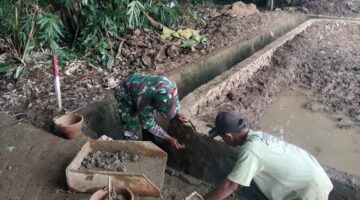 Foto : Babinsa Koramil 1002-03/Haruyan, Sertu Sutoyo, melaksanakan kegiatan gotong royong bersama warga Desa Hapulang dalam pembangunan irigasi tersier 