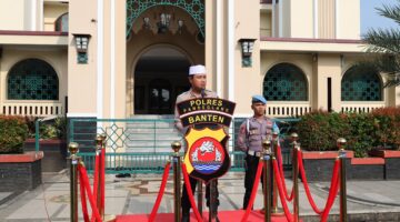 Foto : Polda Banten melaksanakan apel pengamanan kegiatan Istigosah, Tabligh Akbar, Maulid Nabi Muhammad SAW, dan Haul Syekh Abdul Qodir Jaelani yang digelar di depan Masjid Agung Pandeglang