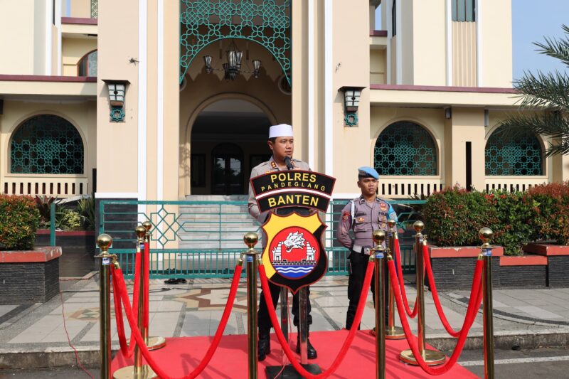 Foto : Polda Banten melaksanakan apel pengamanan kegiatan Istigosah, Tabligh Akbar, Maulid Nabi Muhammad SAW, dan Haul Syekh Abdul Qodir Jaelani yang digelar di depan Masjid Agung Pandeglang