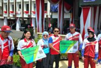 Foto : Acara pelepasan dengan penyerahan bendera KONI dari Walikota kepada Ketua KONI Banjarmasin, H. Hermansyah dan langsung disaksikan oleh para pelatih, perwakilan atlet, jajaran pengurus KONI serta unsur Forkopimda Kota Banjarmasin