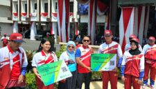 Foto : Acara pelepasan dengan penyerahan bendera KONI dari Walikota kepada Ketua KONI Banjarmasin, H. Hermansyah dan langsung disaksikan oleh para pelatih, perwakilan atlet, jajaran pengurus KONI serta unsur Forkopimda Kota Banjarmasin
