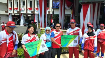 Foto : Acara pelepasan dengan penyerahan bendera KONI dari Walikota kepada Ketua KONI Banjarmasin, H. Hermansyah dan langsung disaksikan oleh para pelatih, perwakilan atlet, jajaran pengurus KONI serta unsur Forkopimda Kota Banjarmasin